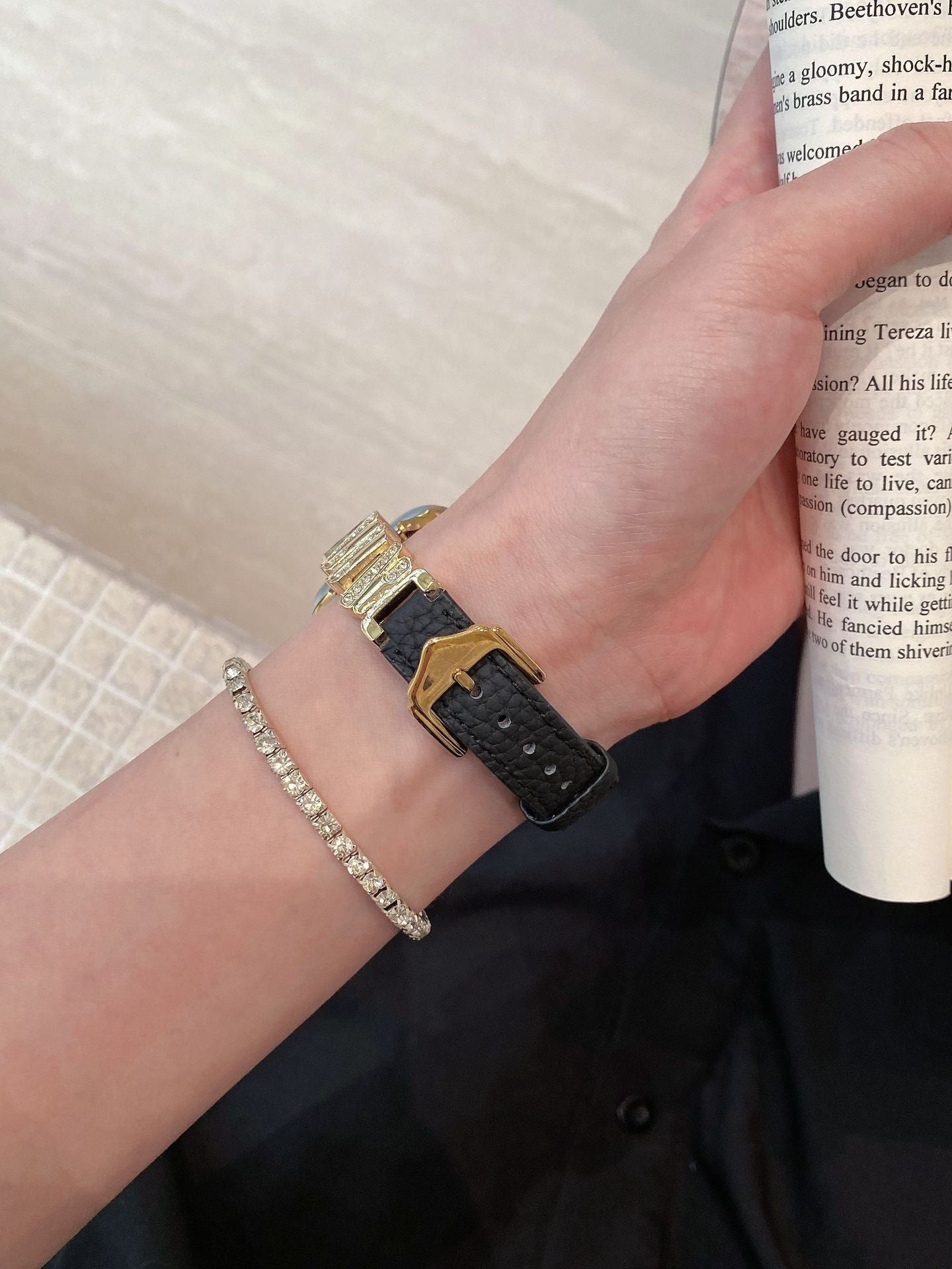 Riveton Edge™ | Premium Leather Apple Band